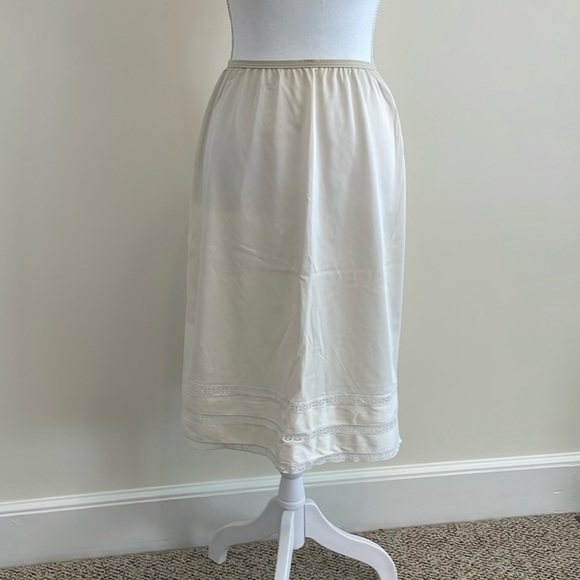 Gossard Artemis Off White Vintage Half Slip with Snip It Hem. Small - Picture 1 of 6